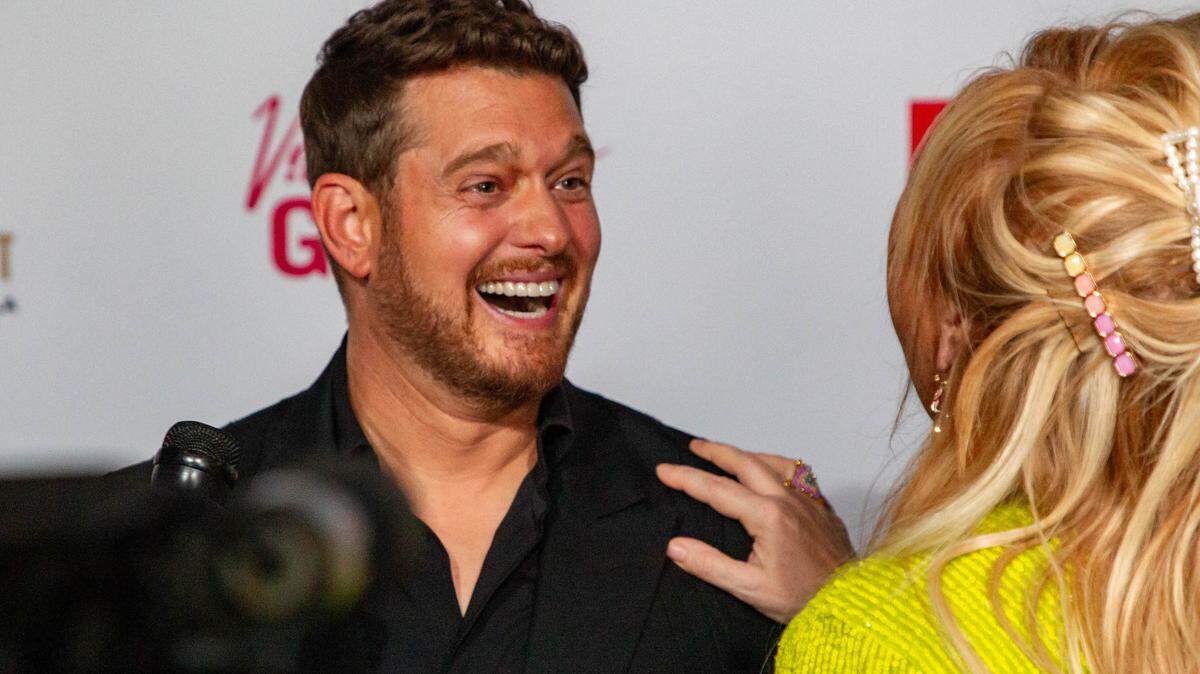 Michael Bublé talks with Caroline Rhea on the red carpet at Gateway Celebrity Fight Night 2024 on April 27, 2024.