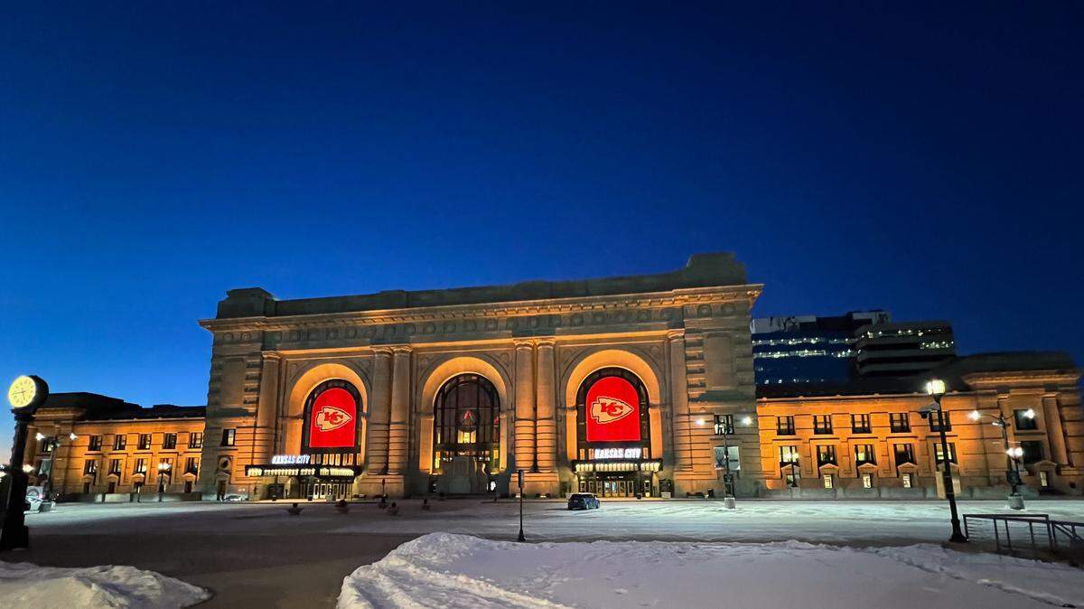 Kansas City’s historic Union Station glowed in a golden light Monday night to celebrate the birth of Golden Raye Mahomes, the third child of Kansas City Chiefs quarterback Patrick Mahomes and his wife, Brittany Mahomes.