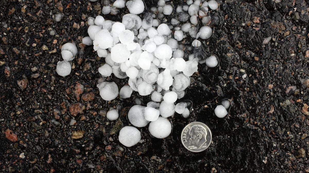 A contractor is accused of purposely damaging homes during inspections, then blaming it on hail in an effort to collect insurance payouts, Minnesota cops say.