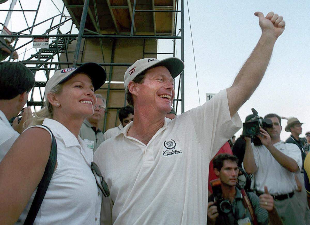Hilary and Tom Watson acknowledge the crowd after a tournament win in Dallas in 1999.