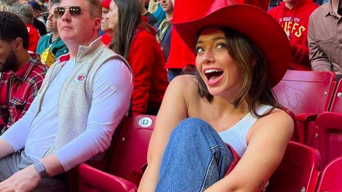 Social media superstar Tabitha Swatosh from Lamar, Missouri, will meet Kansas City Chiefs fans Thursday at the “World’s Largest Tailgate Party” with Heidi Gardner and Donna Kelce before the season opener. Swatosh will work with the team to promote the Super Bowl champs to her millions of followers.