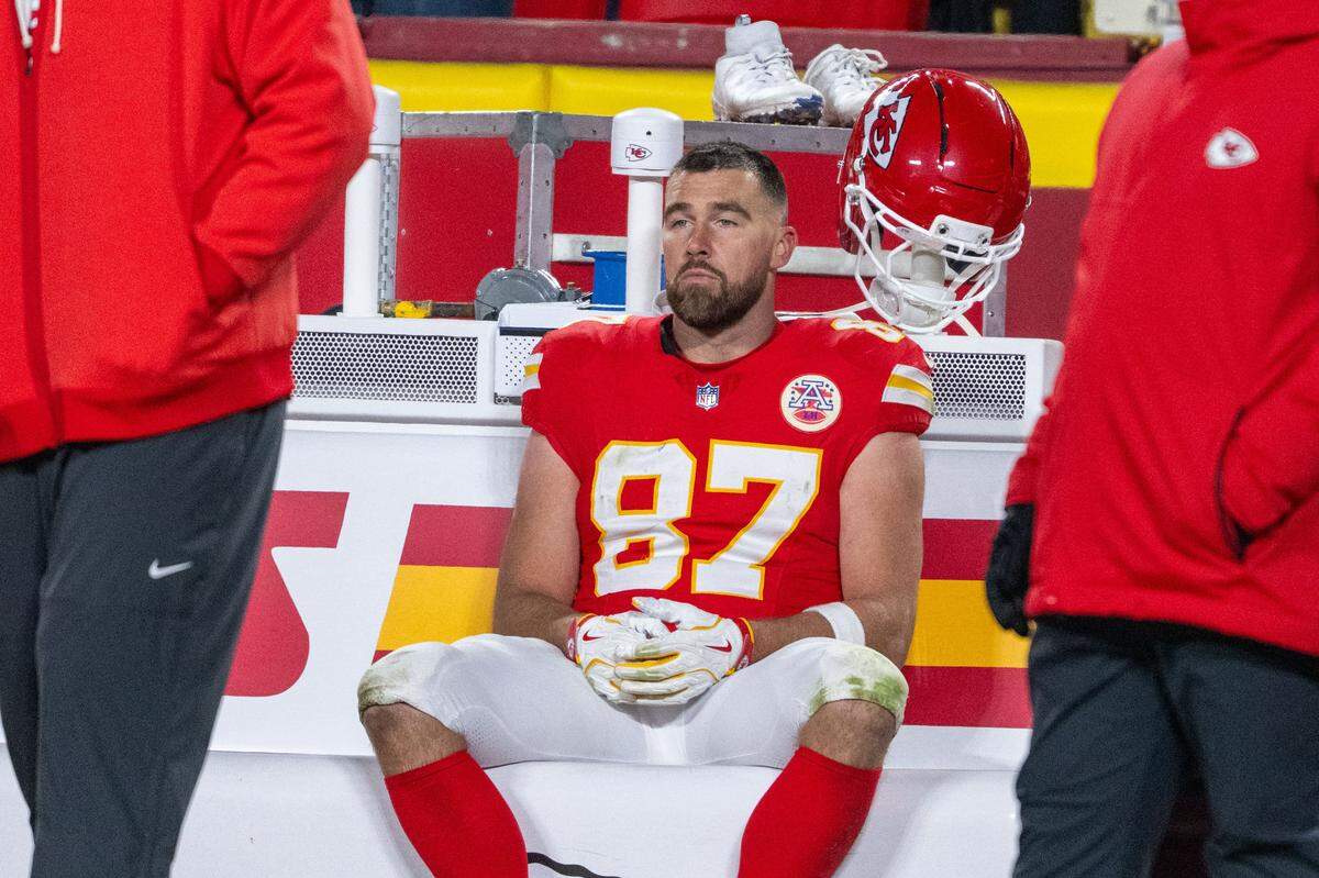 Kansas City Chiefs tight end Travis Kelce (87) sits on the bench dejected late in the fourth quarter of the Chiefs game vs. the Houston Texans on Sunday, December 7, 2025, at GEHA Field at Arrowhead Stadium.