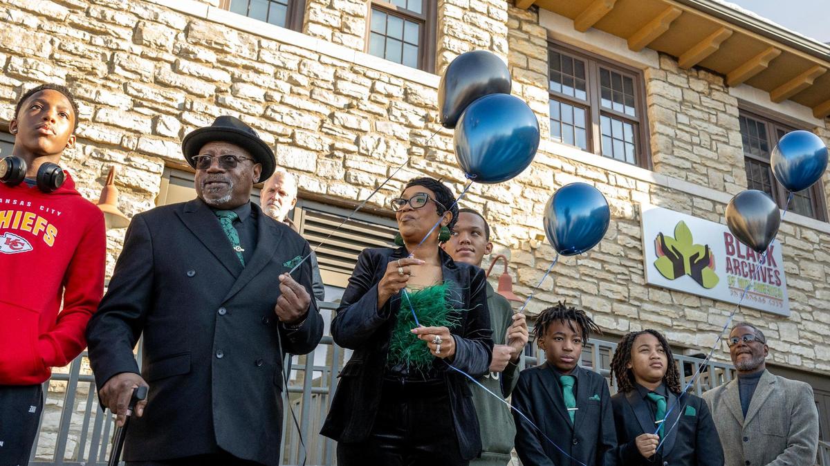 Laurie Bey, mother of Cameron Lamb, center, releases balloons with family members during a ceremony Tuesday at the Black Archives of Mid-America commemorating the 5th anniversary of the Lamb’s death who was shot by a KCPD police officer.