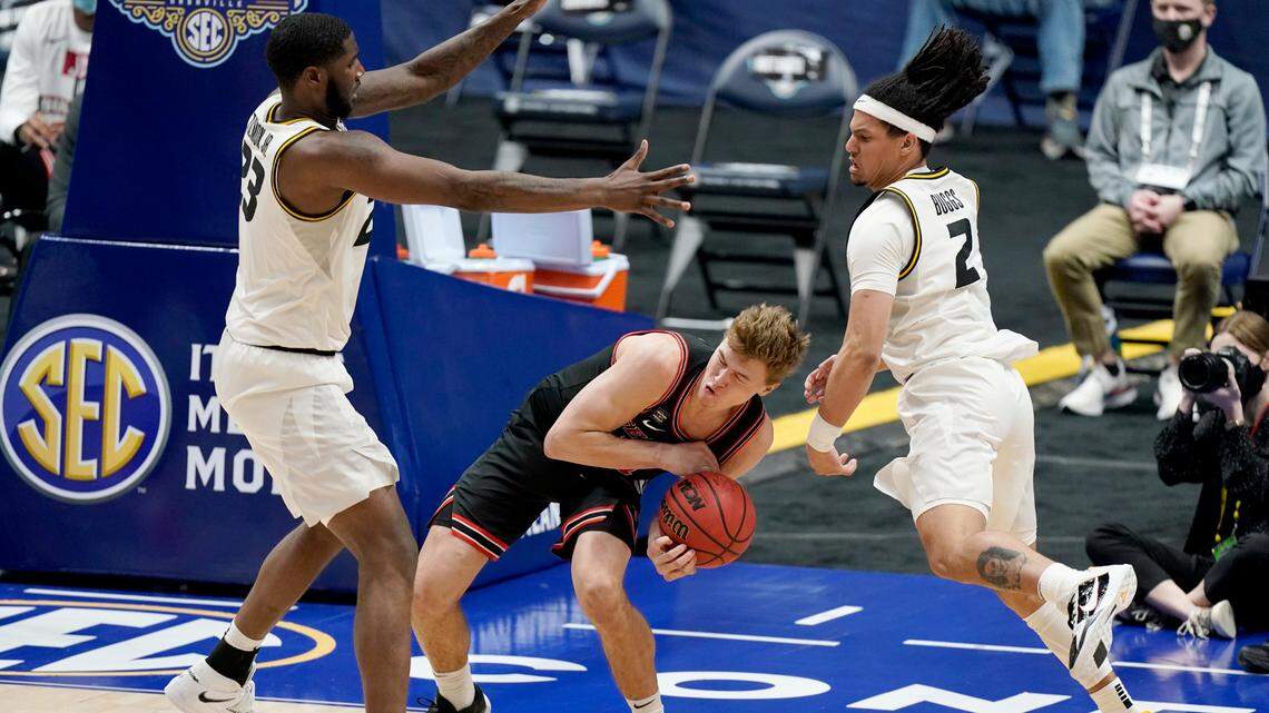 Georgia’s Jaxon Etter, center, is trapped between Missouri’s Jeremiah Tilmon (23) and Drew Buggs (2) in the second half of an NCAA college basketball game in the Southeastern Conference Tournament Thursday, March 11, 2021, in Nashville, Tenn. (AP Photo/Mark Humphrey)