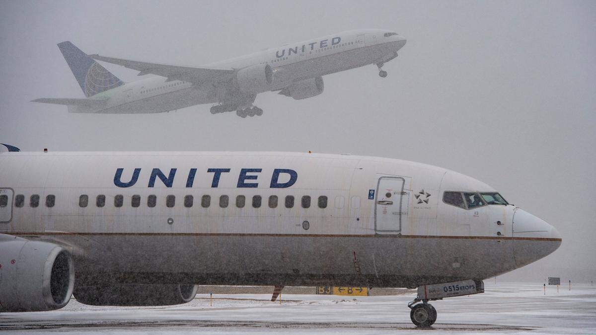 Dozens of flights canceled, delayed at KCI as heavy snow falls in Kansas City area