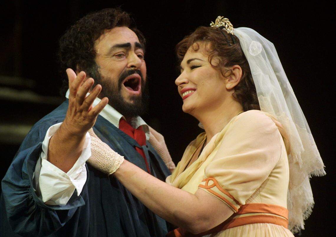 Carol Vaness is well known for playing the title role in “Tosca” — here she performs with Luciano Pavarotti at the Royal Opera House in London in 2002. Vaness will direct the Lyric Opera’s production of the Puccini classic next season.