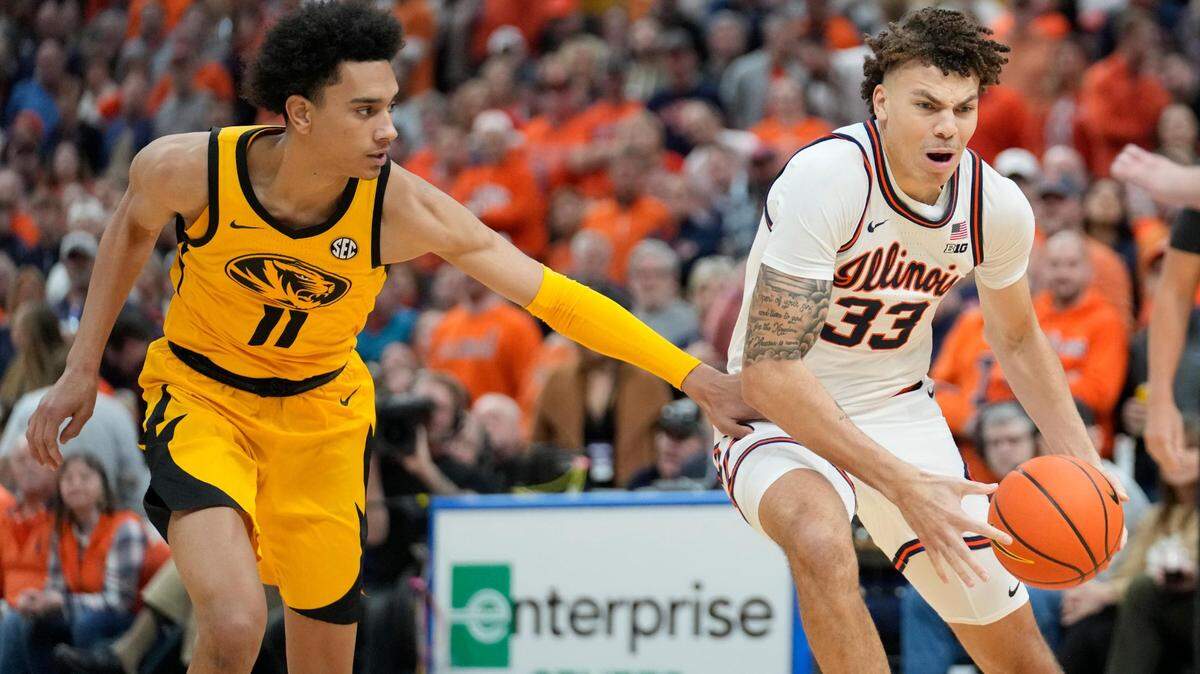 Illinois’ Coleman Hawkins (33) heads to the basket as Missouri’s Trent Pierce (11) defends during the first half of an NCAA college basketball game Friday, Dec. 22, 2023, in St. Louis. (AP Photo/Jeff Roberson)