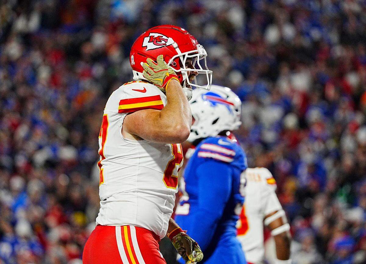 Travis Kelce celebrates after a Chiefs touchdown.