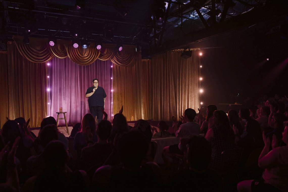 Caleb Hearon’s HBO Max special, “Caleb Hearon: Model Comedian,” was filmed in front of a sold-out Constellation, a performing arts nightclub in Chicago.
