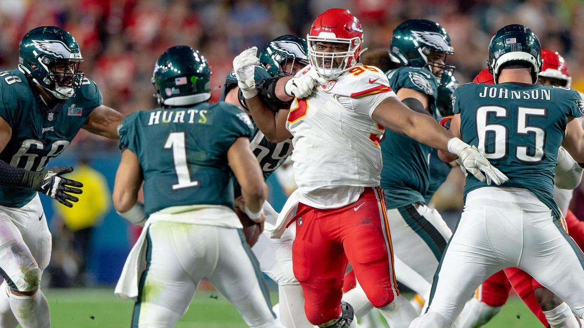Kansas City Chiefs defensive tackle Chris Jones (95) fights through a block to pressure Philadelphia Eagles quarterback Jalen Hurts (1) during the Super Bowl LVII football game on Sunday, Feb. 12, 2023, in Glendale, Ariz.