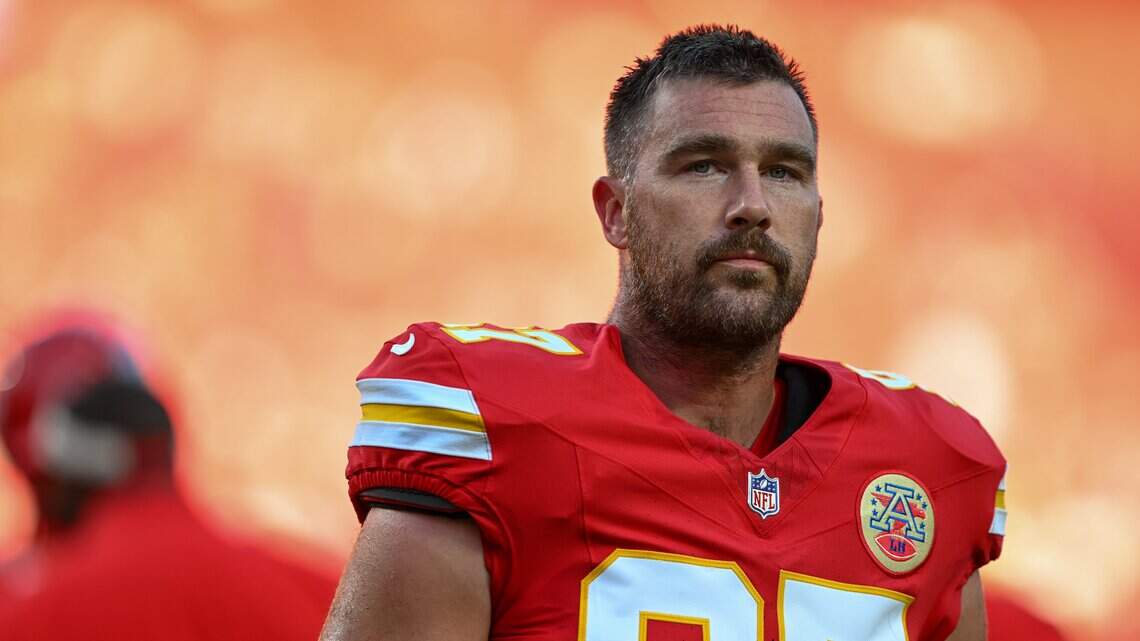 Chiefs’ Travis Kelce does a little shimmy after making first preseason catch