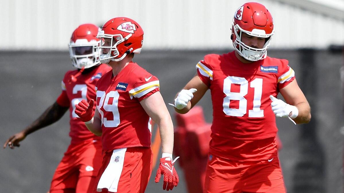 Running back Ronald Jones (2) and tight ends Matt Bushman (89) and Blake Bell (81) warm up during an OTA at the Chiefs’ training facility Thursday, June 2, 2022.