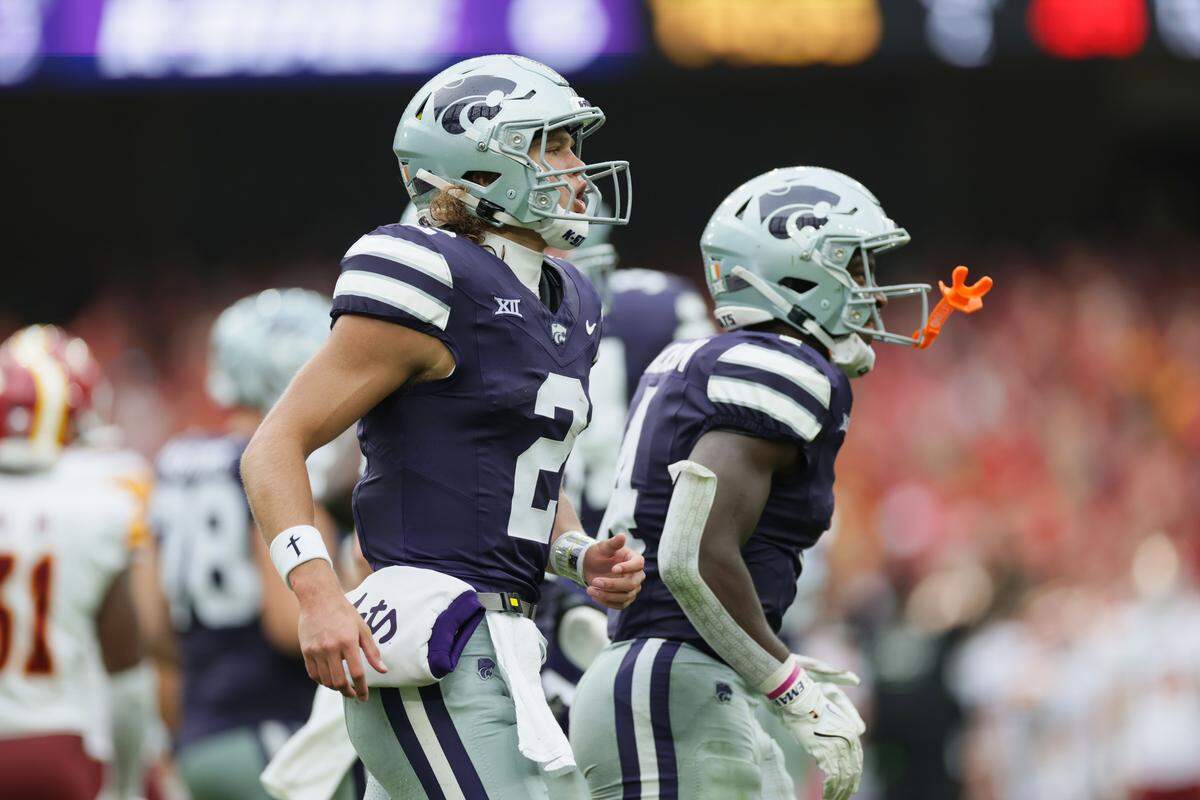 Kansas State quarterback Avery Johnson scores a touchdown during the Aer Lingus Classic between Iowa State and Kansas State at Aviva Stadium in Dublin on Aug. 23, 2025.