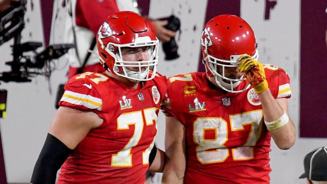 Chiefs offensive lineman Andrew Wylie, left, consoles tight end Travis Kelce late in KC’s Super Bowl LV loss to the Bucs at Raymond James Stadium in Tampa two years ago.