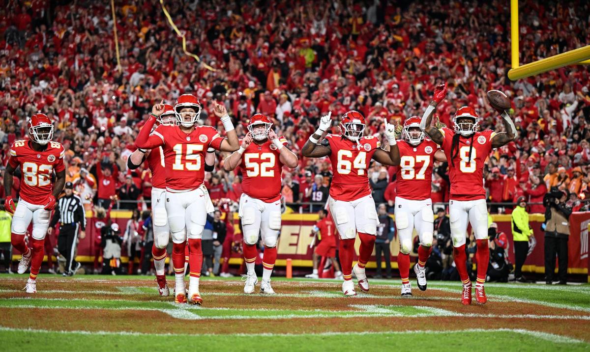 Kansas City Chiefs players celebrated with Kansas City Chiefs wide receiver DeAndre Hopkins (8) after Hopkins made a catch for a touchdown in the second quarter against the Tampa Bay Buccaneers on Monday, Nov. 4, 2024, at GEHA Field at Arrowhead Stadium.