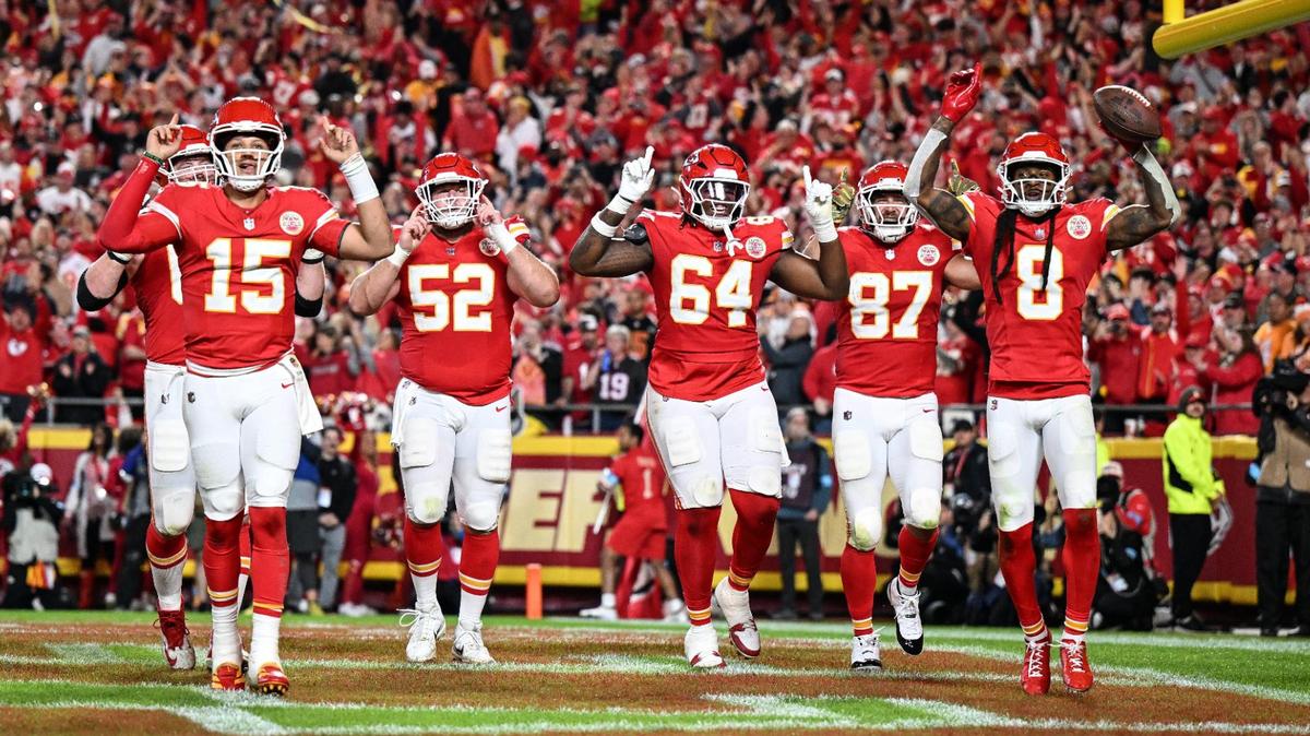 Kansas City Chiefs players celebrated with Kansas City Chiefs wide receiver DeAndre Hopkins (8) after Hopkins made a catch for a touchdown in the second quarter against the Tampa Bay Buccaneers on Monday, Nov. 4, 2024, at GEHA Field at Arrowhead Stadium.