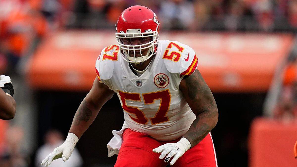 Patrick Mahomes’ wedding is a reason Orlando Brown can wait on contract, mentor says