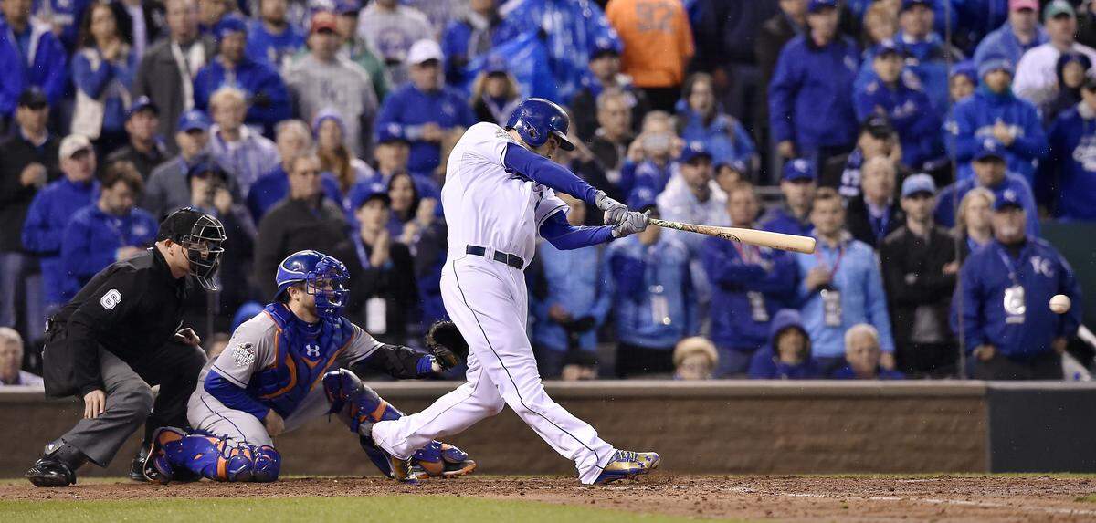 Kansas City Royals first baseman Eric Hosmer hits a two-run RBI in the fifth inning during Game 2 of the World Series on Wednesday, October 28, 2015 at Kauffman Stadium in Kansas City, Mo.