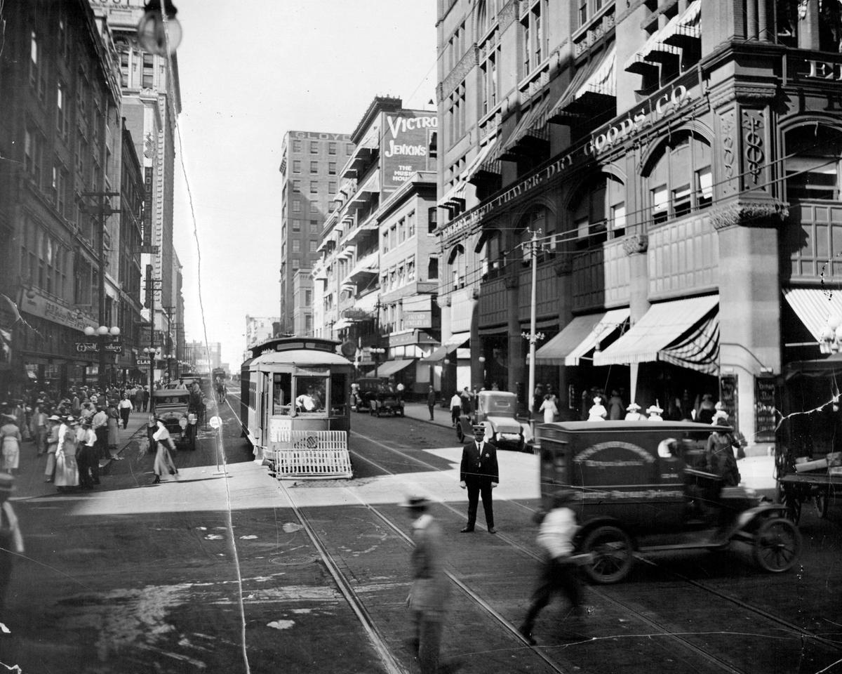 A streetcar rolls through downtown Kansas City at 11th and Walnut in the early 20th century.