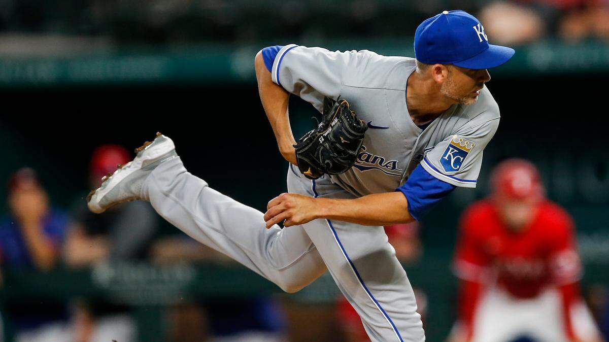 Kansas City Royals starting pitcher Mike Minor throws during the first inning of a baseball game against the Texas Rangers, Friday, June 25, 2021, in Arlington, Texas. (AP Photo/Brandon Wade)