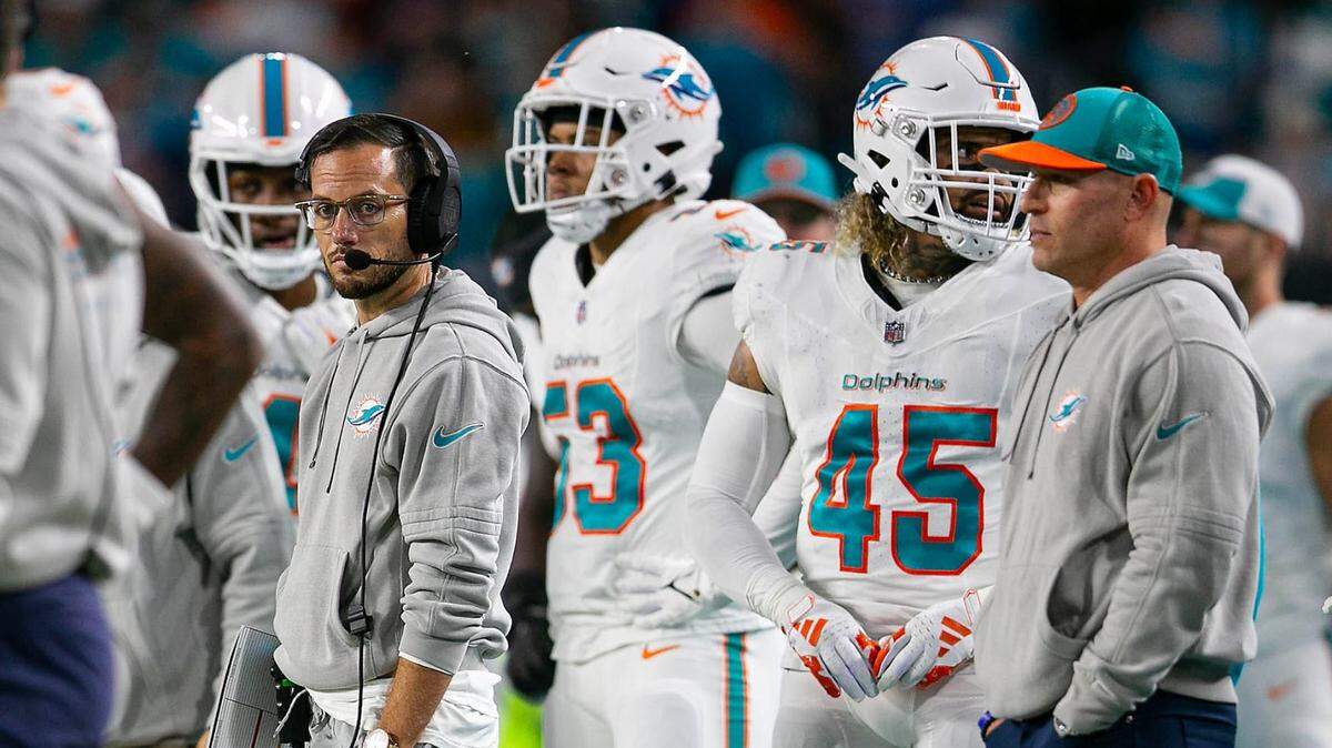 Miami Dolphins head coach Mike McDaniel on the Dolphins sideline.
