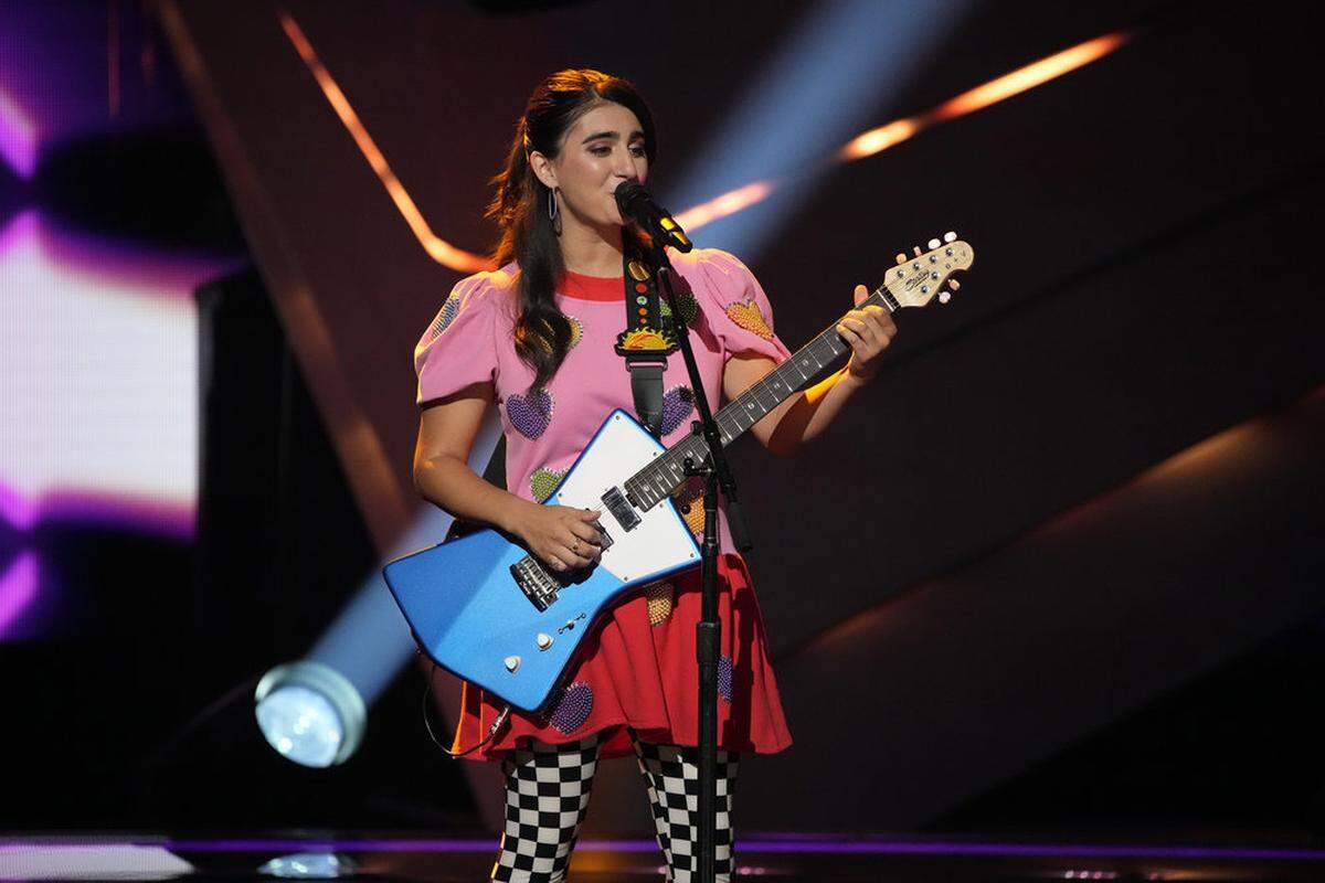 Johnson County native Kate Cosentino has progressed past the blind auditions on NBC’s “The Voice.” She chose former One Direction star Niall Horan to coach her.