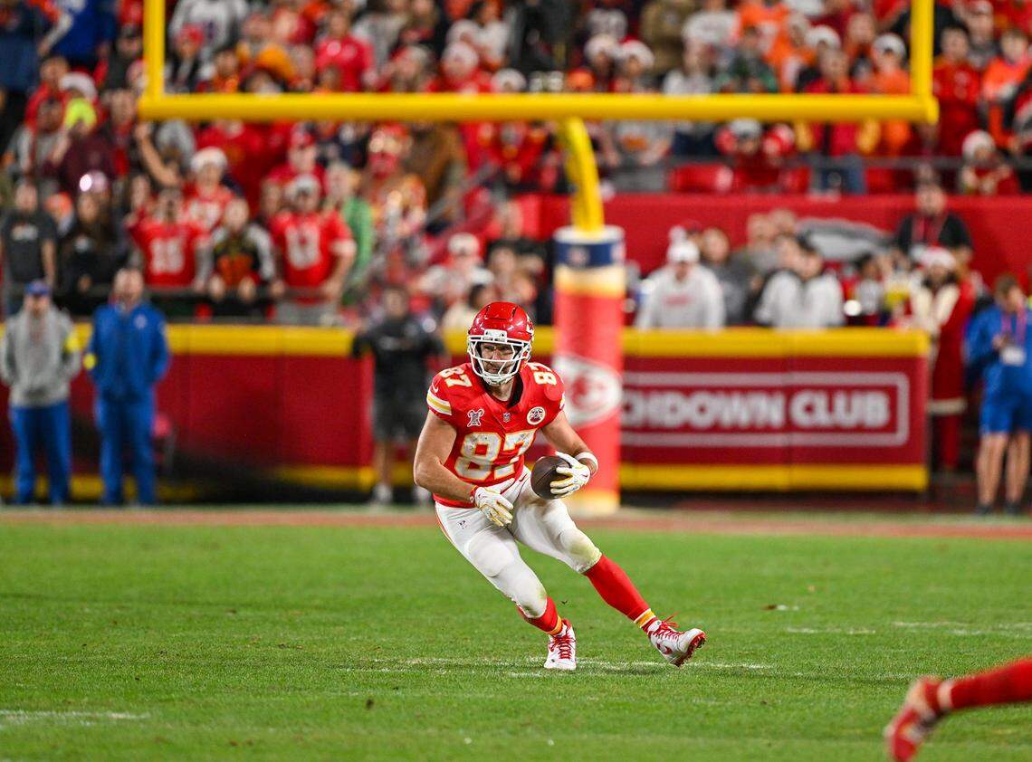Kansas City Chiefs tight end Travis Kelce (87) makes a catch during the second half of the game against the Denver Broncos at GEHA Field at Arrowhead Stadium on Thursday, Dec. 25, 2025.