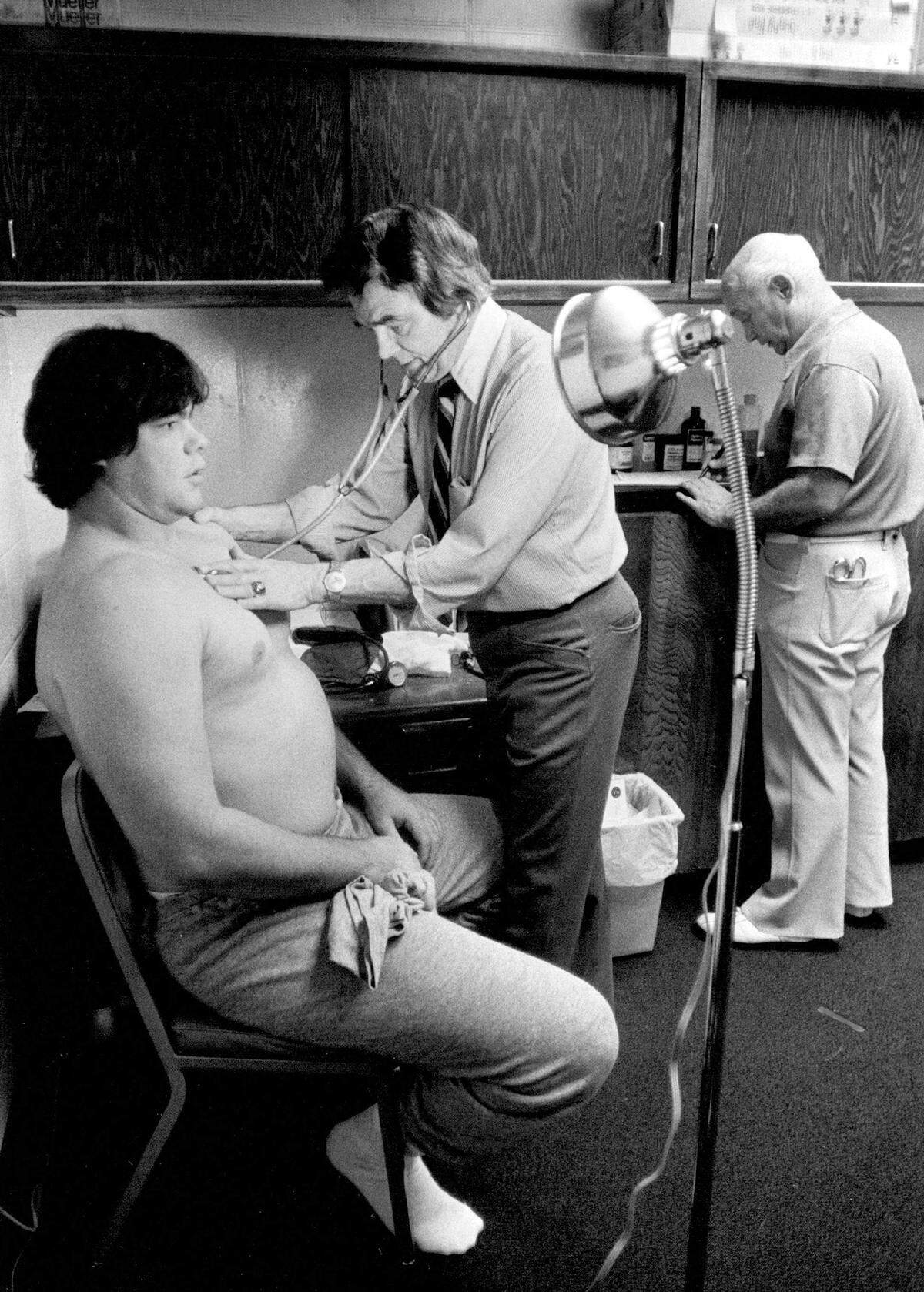 Dr. Albert Miller checks Chiefs guard Les Studdard’s heart rate as part of a physical he gave to all the players on their first day back in camp in 1982 after the players’ strike.