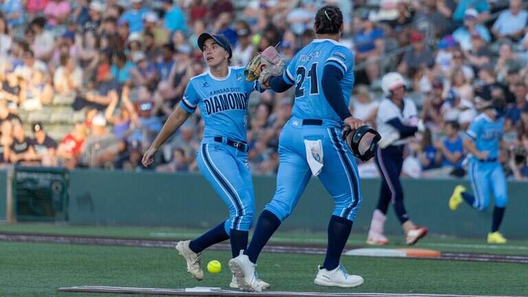 KC Diamonds pro softball debuts with cheers, thrills and victory at Legends Field