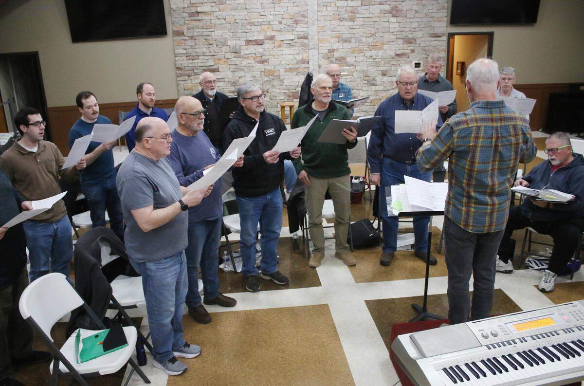 Randy Schott leads the Trails West Chorus in its weekly rehearsal.