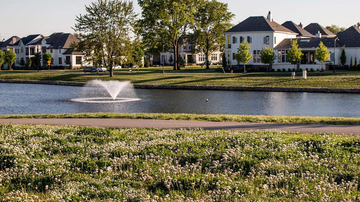 Twin-villa and single-family homes await in The Parkside and The Reserve at Meadowbrook Park, an inviting Prairie Village community surrounded by the 80+ acre Meadowbrook Park and steps away from a restaurant, café and more.