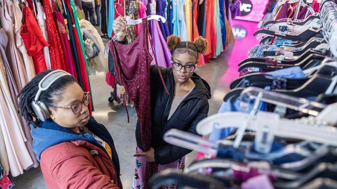 Lee’s Summit prom boutique gives away dresses, smiles: ‘Yes to the dress’