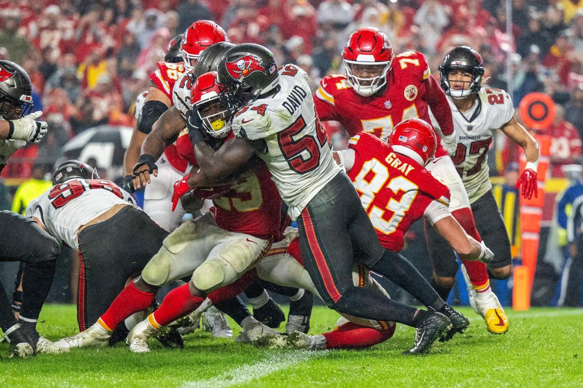 Kansas City Chiefs running back Kareem Hunt (29) scores the game-winning touchdown in overtime, sealing a 30-24 victory over the Tampa Bay Buccaneers on Monday, Nov. 4, 2024, at GEHA Field at Arrowhead Stadium.