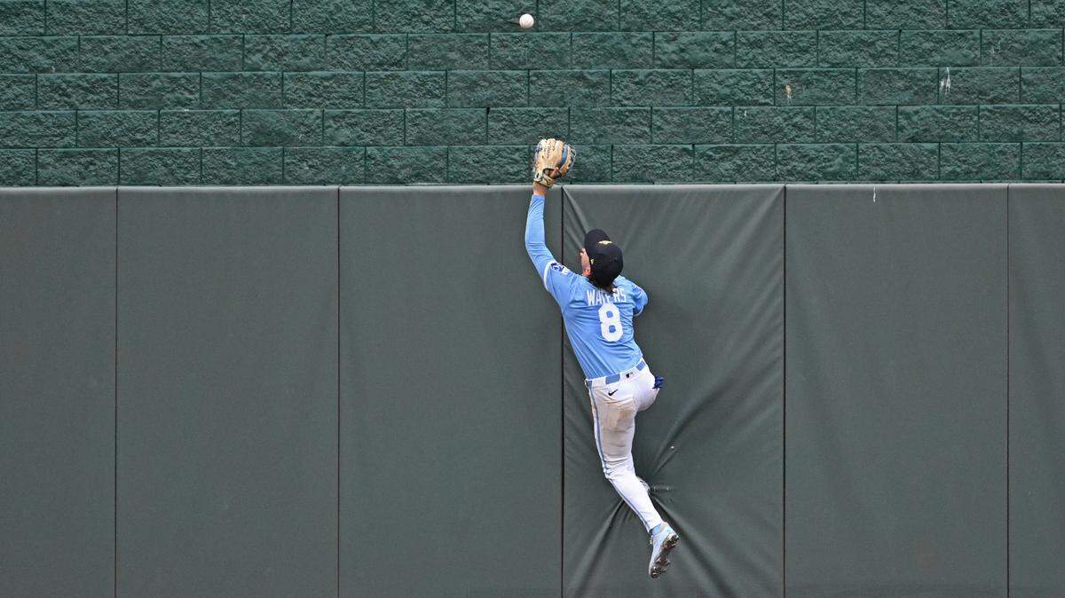 Royals center fielder Drew Waters makes a leaping attempt for a home run hit by Los Angeles Dodgers catcher Will Smith on Sunday, June 29, 2025 at Kauffman Stadium in Kansas City.