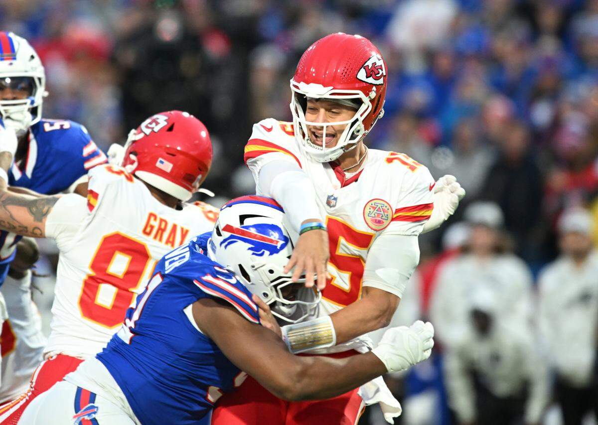  Kansas City Chiefs quarterback Patrick Mahomes (15) is pressured by Buffalo Bills defensive tackle Ed Oliver (91) after releasing a pass in the first quarter at Highmark Stadium. 
