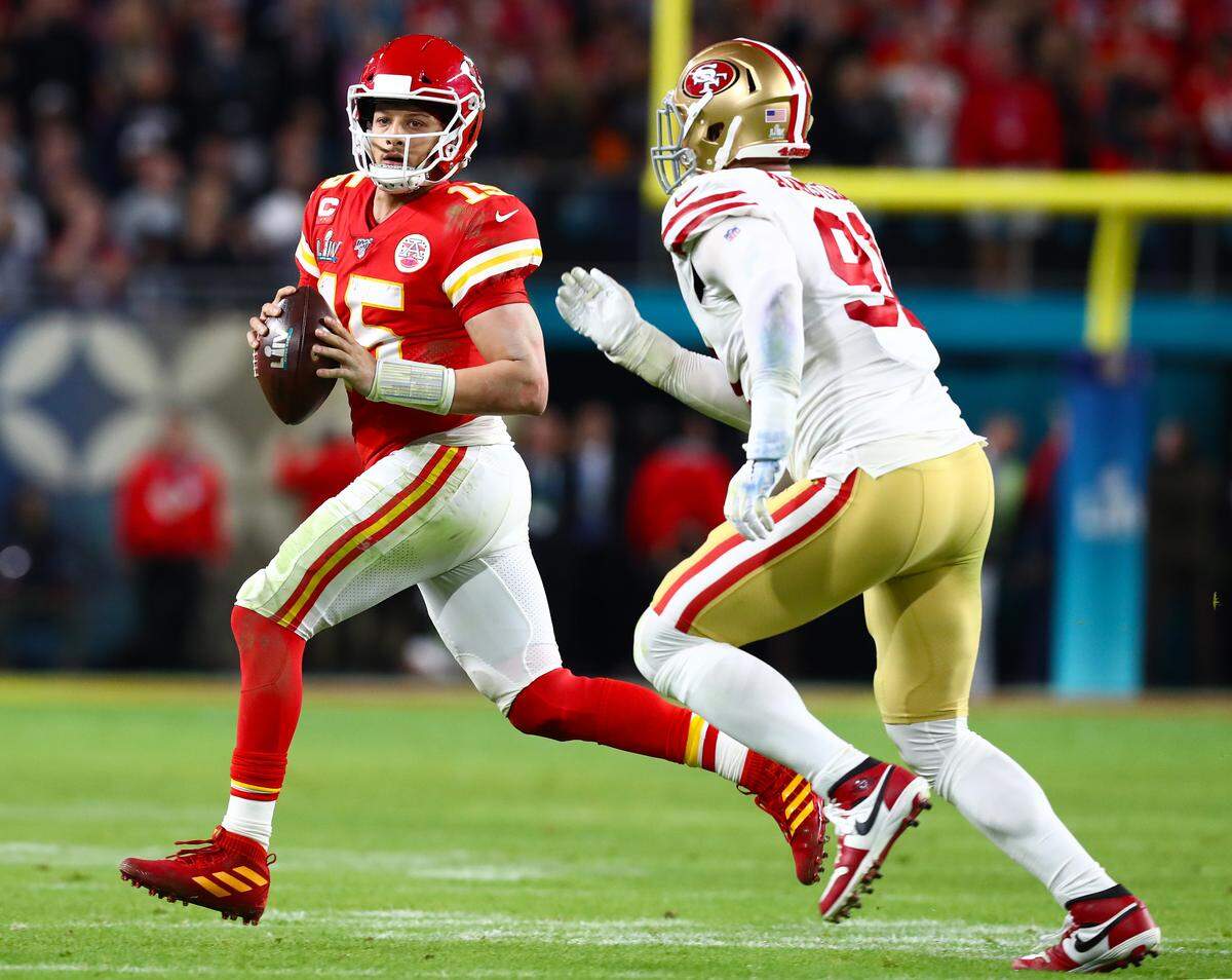 Kansas City Chiefs quarterback Patrick Mahomes (15) scrambles out of the pocket under pressure from San Francisco 49ers defensive tackle Arik Armstead (91) in Super Bowl LIV at Hard Rock Stadium on Feb. 2, 2020.