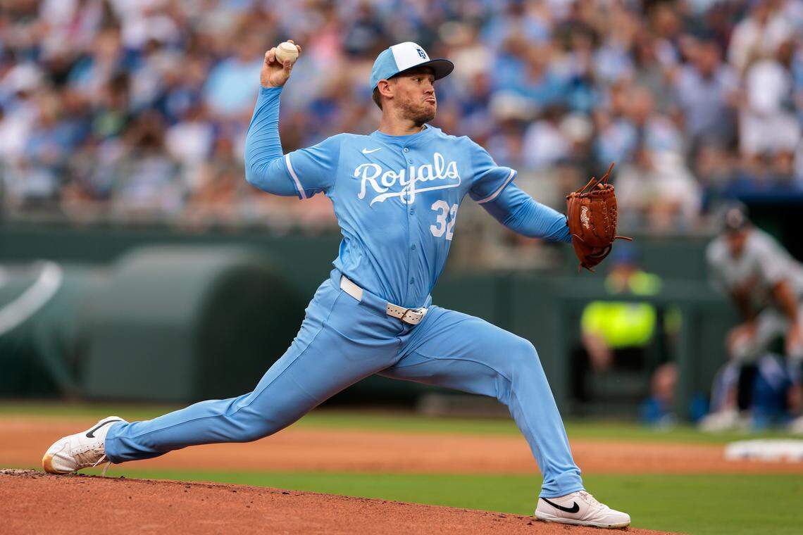 Kansas City Royals pitcher Stephen Kolek (32) pitches against the Detroit Tigers during the first inning at Kauffman Stadium on Aug. 30, 2025.
