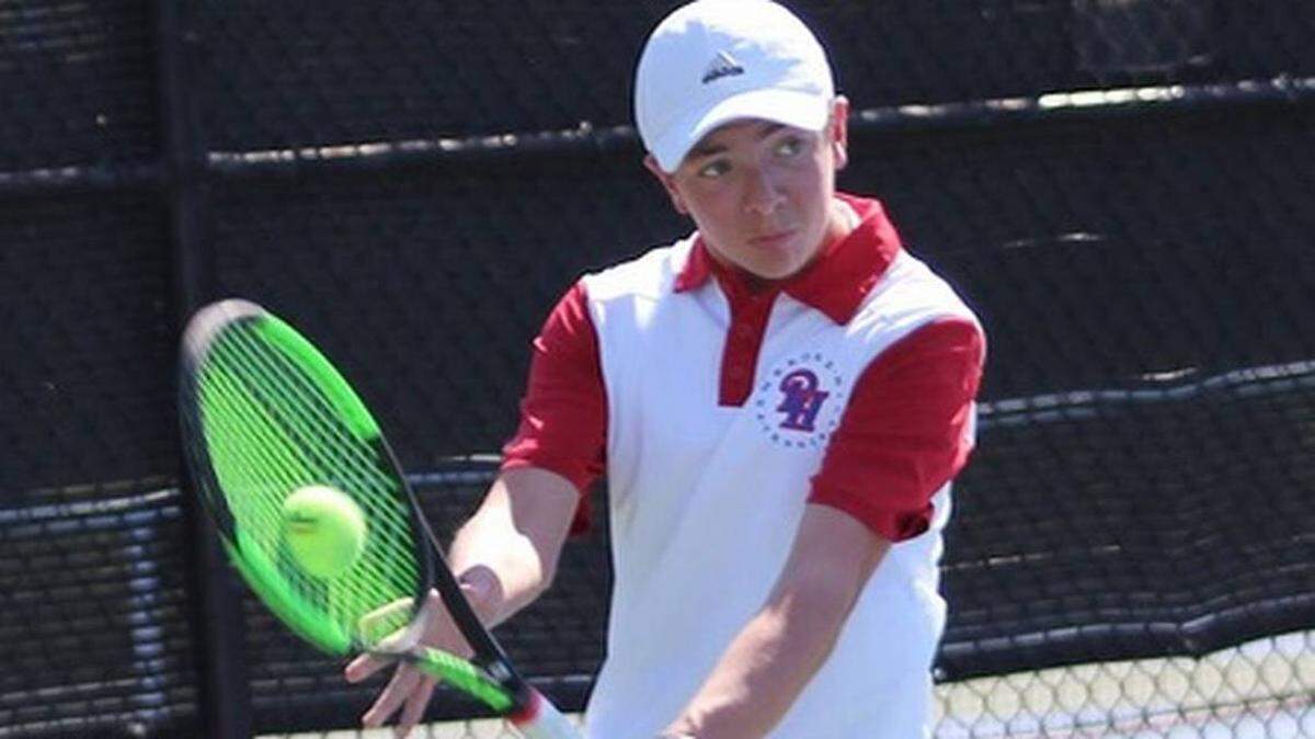Nathan Turtledove won a doubles title in the Missouri high school tennis tournament on Saturday after recovering from a dangerous fall overseas.
