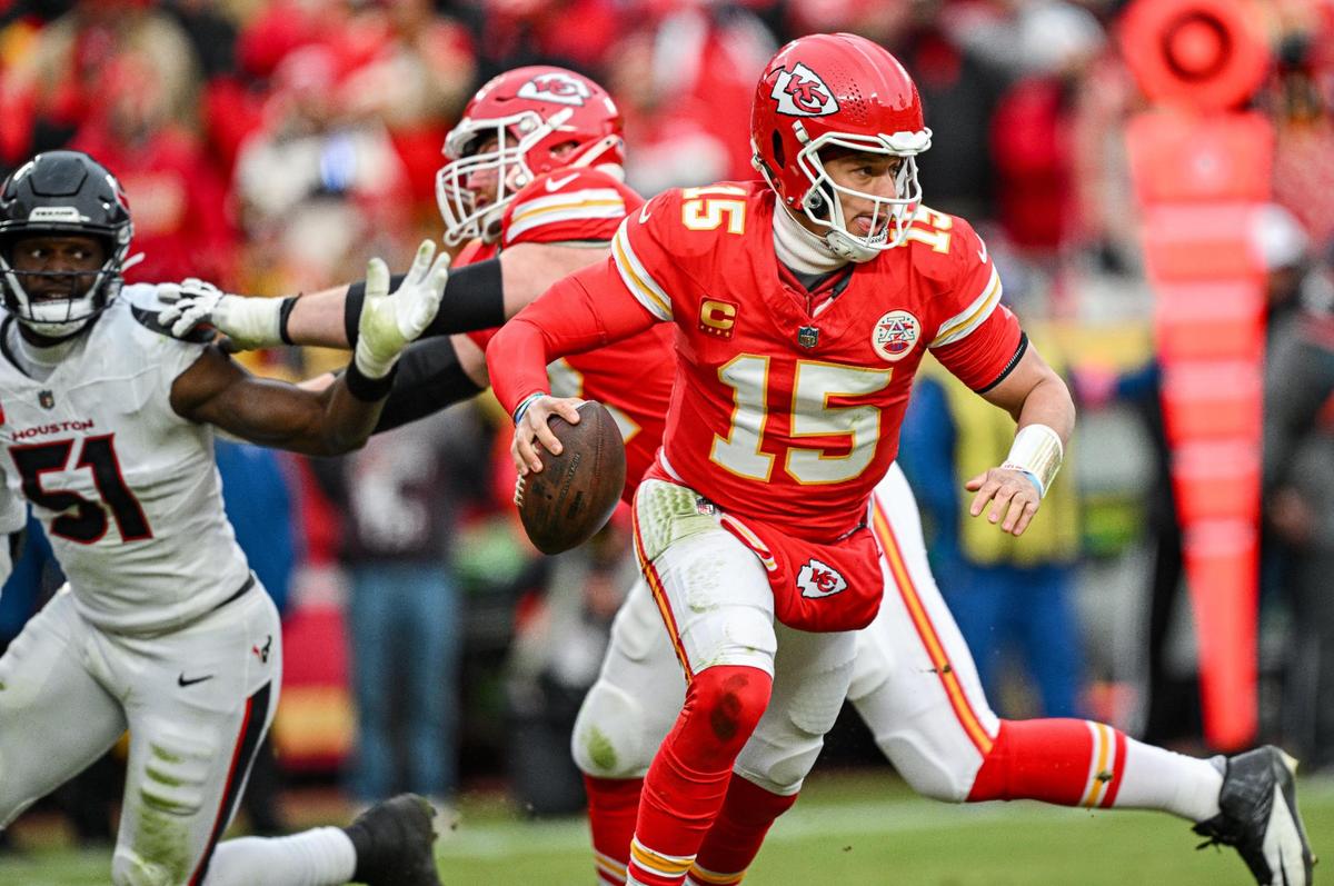 Kansas City Chiefs quarterback Patrick Mahomes (15) scrambles looking for an open receiver in the second quarter against the Houston Texans during the AFC Divisional Round playoff game on Saturday, Jan. 18, 2025, at GEHA Field at Arrowhead Stadium.