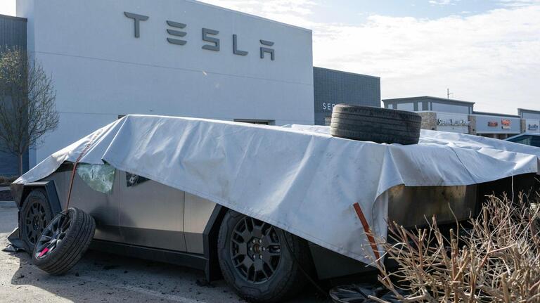 Missouri man pleads guilty to charges in Kansas City Tesla center vandalism