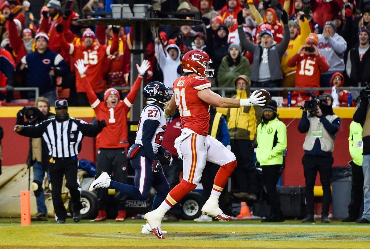 Kansas City Chiefs tight end Blake Bell pulled in a touchdown reception early in the fourth quarter against the Texans.