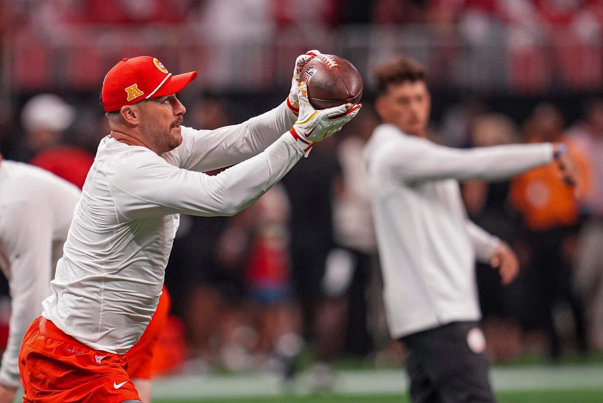 Kansas City Chiefs tight end Travis Kelce (87) catches a pass from quarterback Patrick Mahomes (15) on the field prior to the game against the Atlanta Falcons at Mercedes-Benz Stadium.