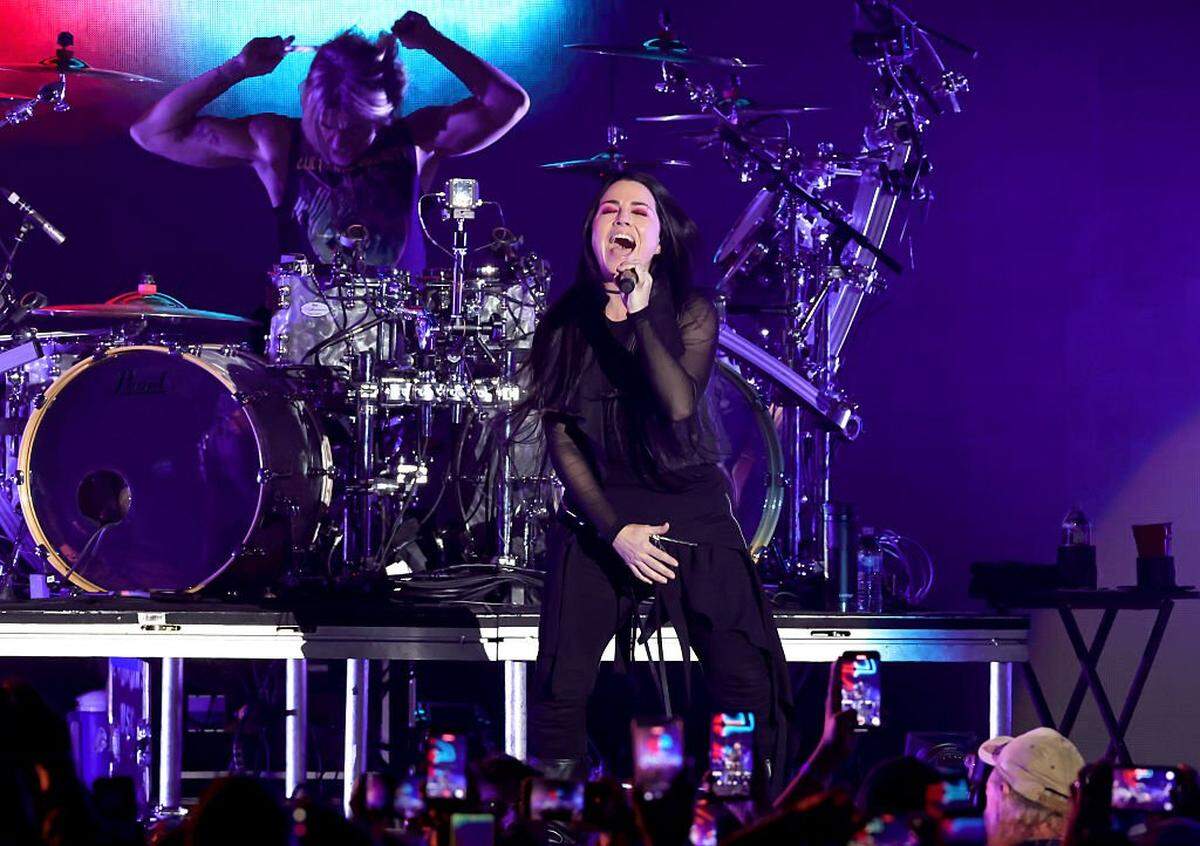 INGLEWOOD, CALIFORNIA - DECEMBER 13: (L-R) Will Hunt and Amy Lee of Evanescence perform onstage during the 2025 KROQ Almost Acoustic Christmas at The Kia Forum on December 13, 2025 in Inglewood, California. (Photo by Kevin Winter/Getty Images for Audacy)