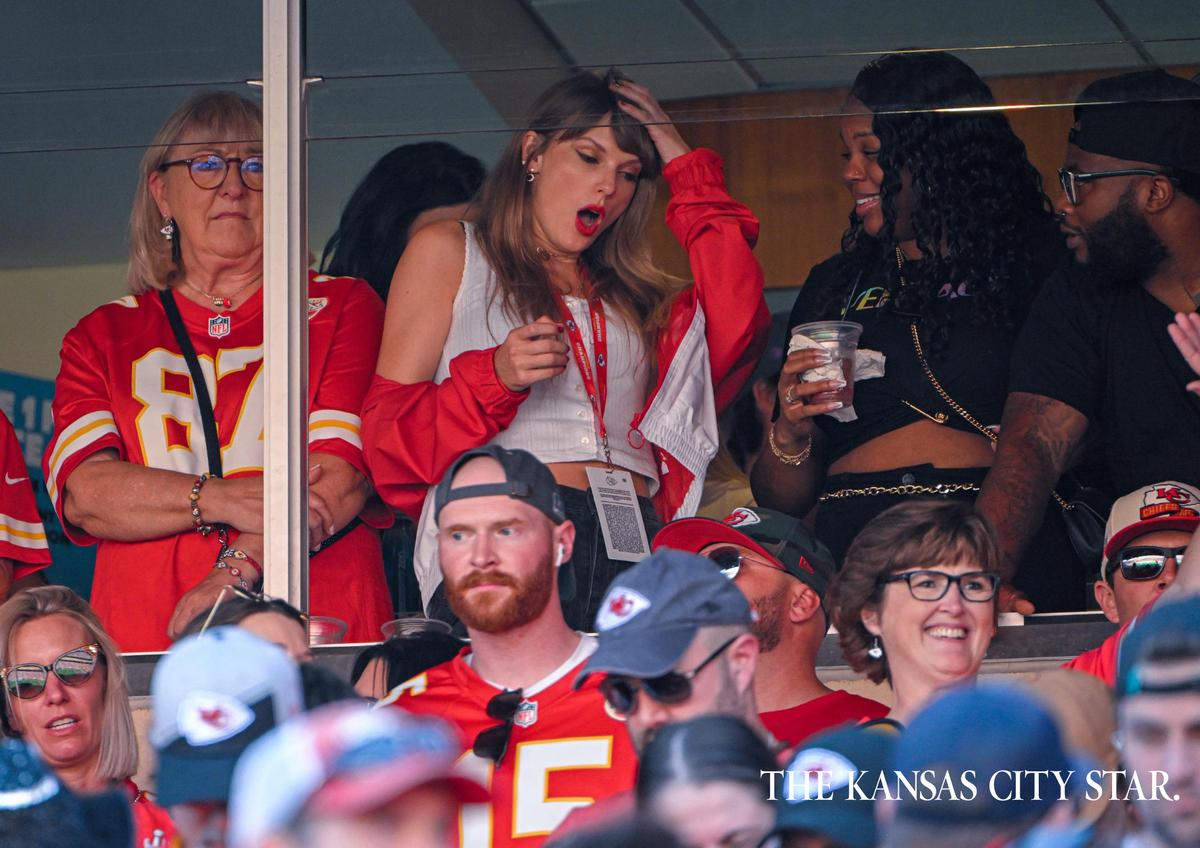 Oh my gosh, she just took her romance public! Taylor Swift shocked her fans when she showed up at her first Chiefs game on Sept. 24, thus telling the world that she and tight end Travis Kelce were dating. That’s Kelce’s mom, Donna Kelce, on the left.