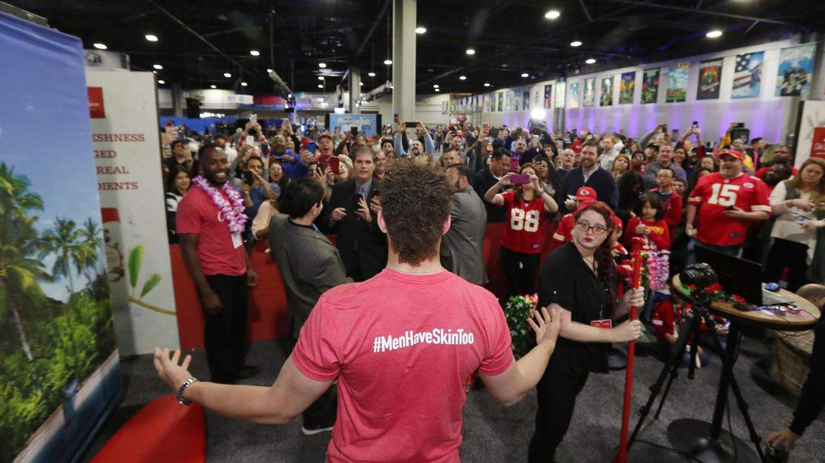 Chiefs Patrick Mahomes was the star of the show Friday in Atlanta. Fans waited in long lines to meet the quarterback who could win the NFL’s MVP Award Saturday.