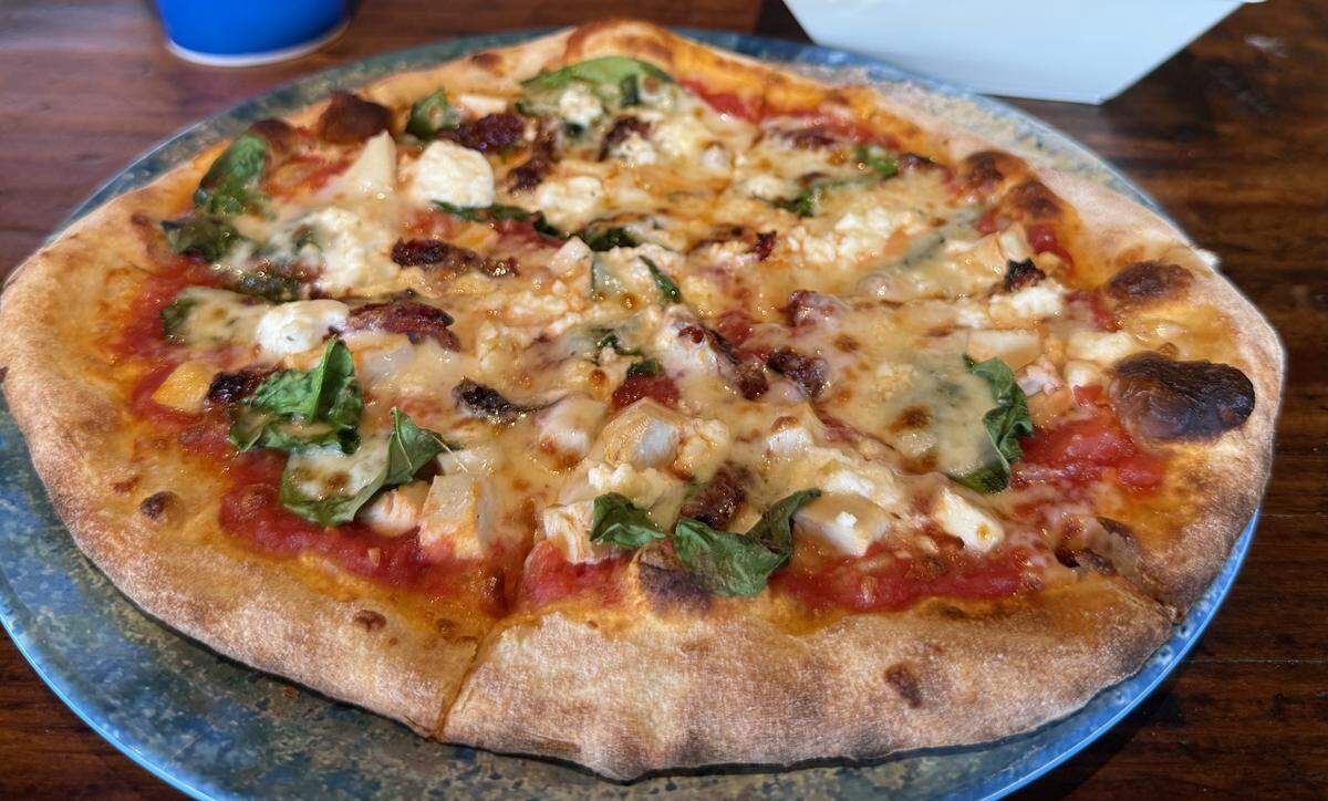 Build-your-own pizzas are available at Smokin’ Oak in Olathe.