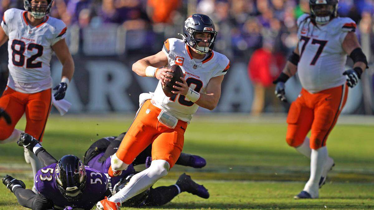 Denver Broncos quarterback Bo Nix (10) runs for a gain in the second quarter against the Baltimore Ravens at M&T Bank Stadium.