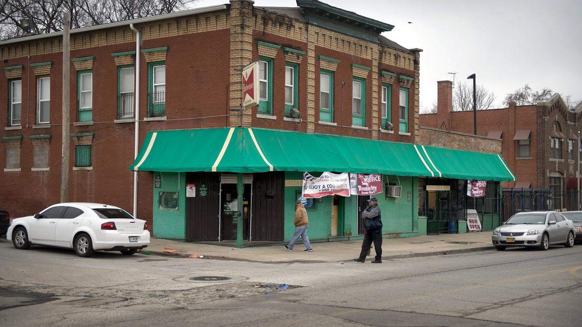 The Green Duck Lounge and Grill sat closed on Dec. 21, 2015, at 26th and Prospect streets.