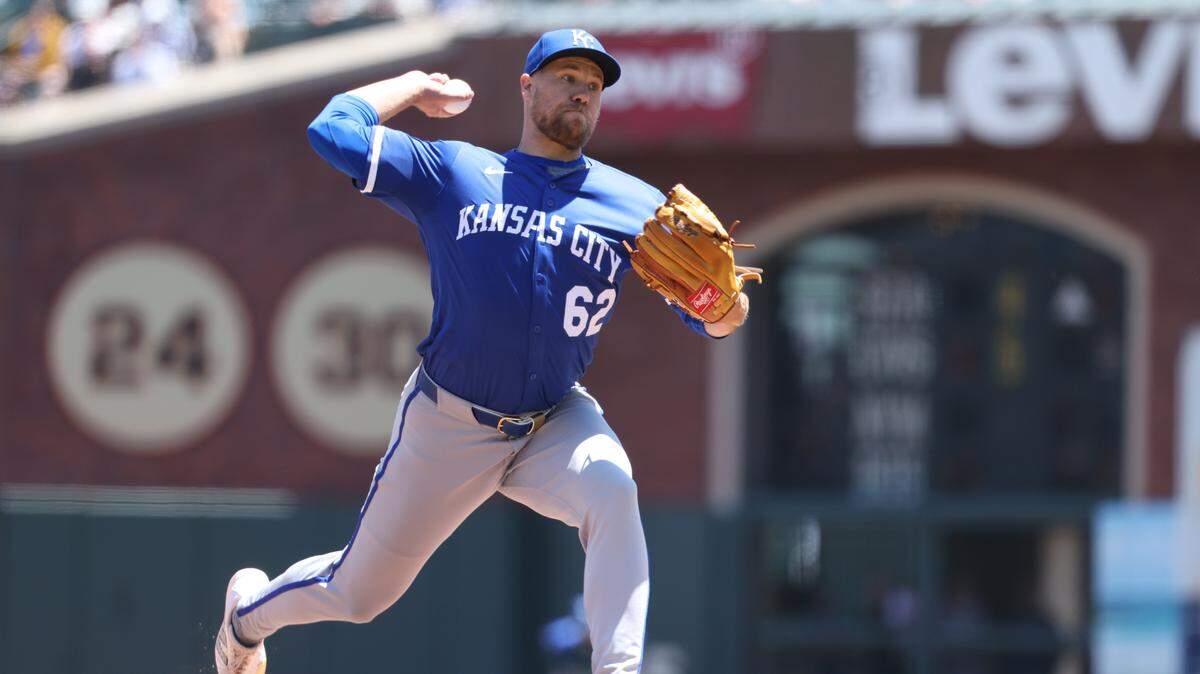 Kansas City Royals relief pitcher Jonathan Bowlan (62) pitches the ball against the San Francisco Giants during the second inning at Oracle Park on May 21, 2025 in San Francisco, California, USA.
