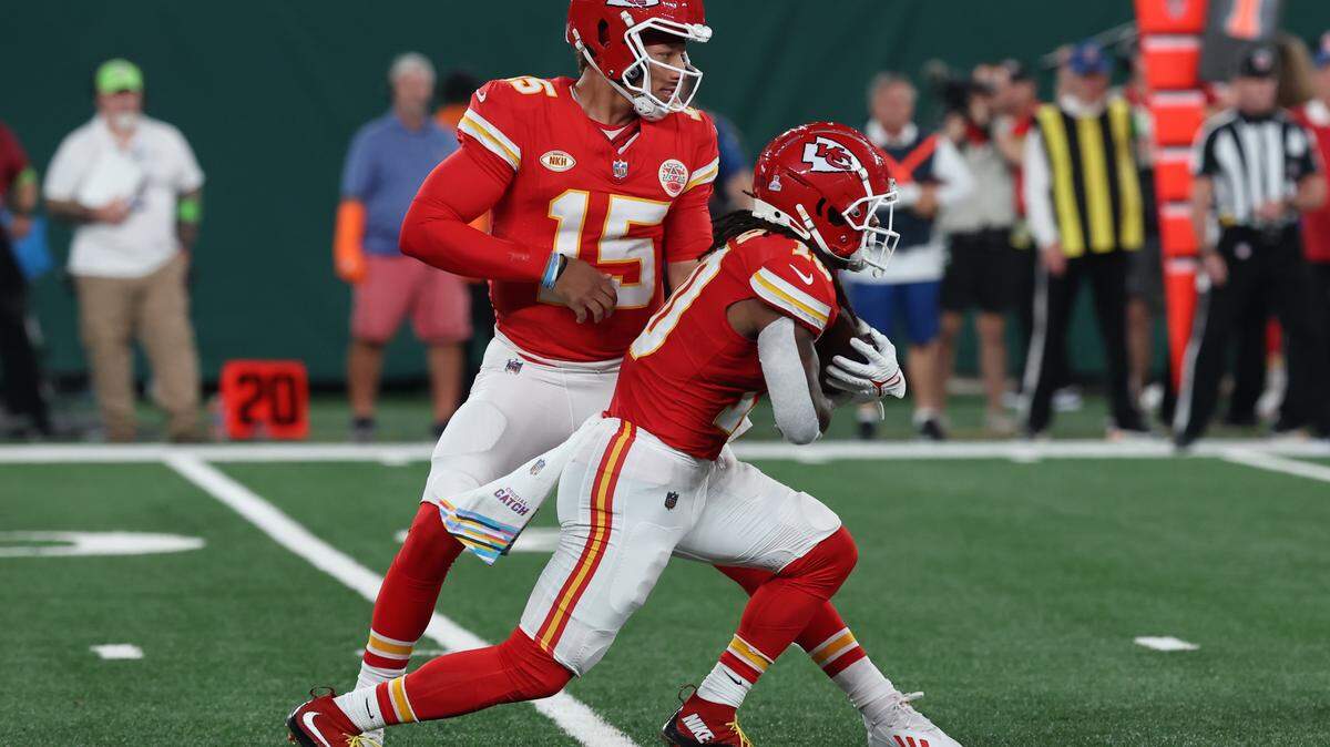 Kansas City Chiefs quarterback Patrick Mahomes (15) hands off to running back Isiah Pacheco (10) during the first quarter against the New York Jets at MetLife Stadium.